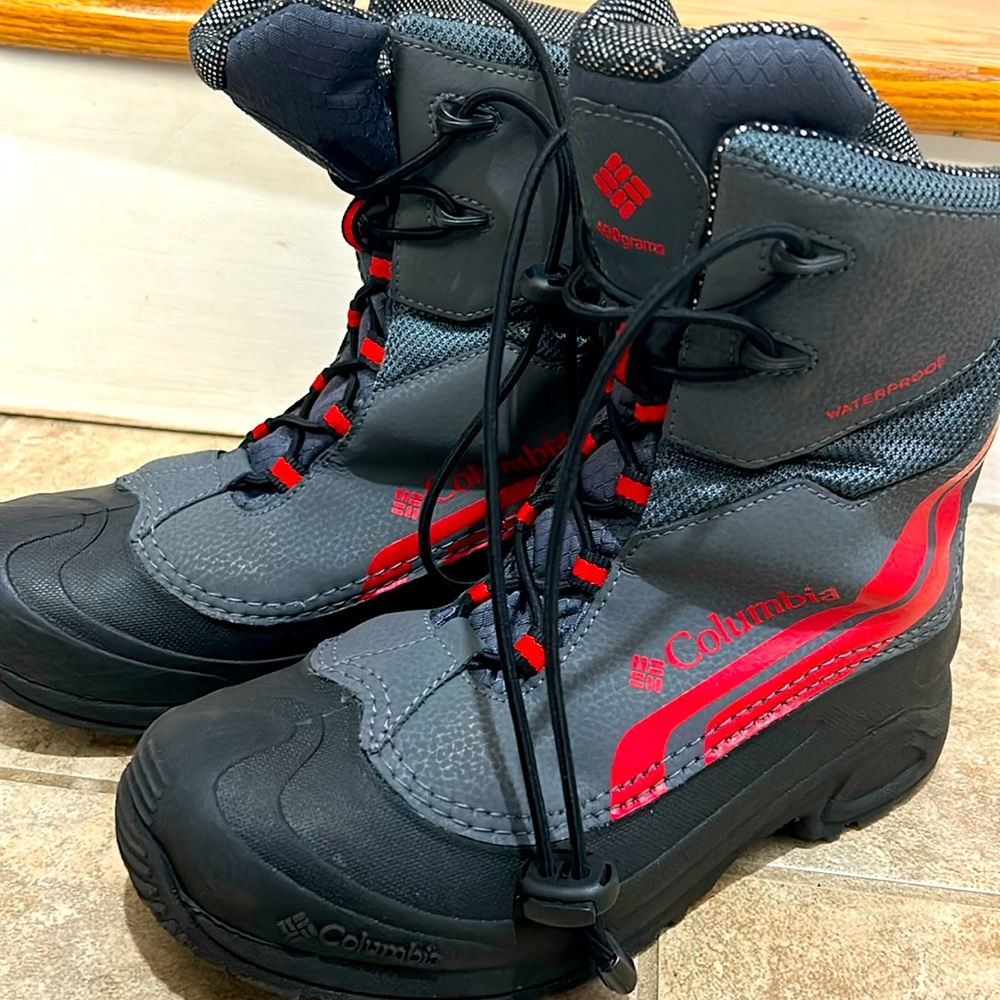 Boys big kid size 7 Columbia winter boots.
